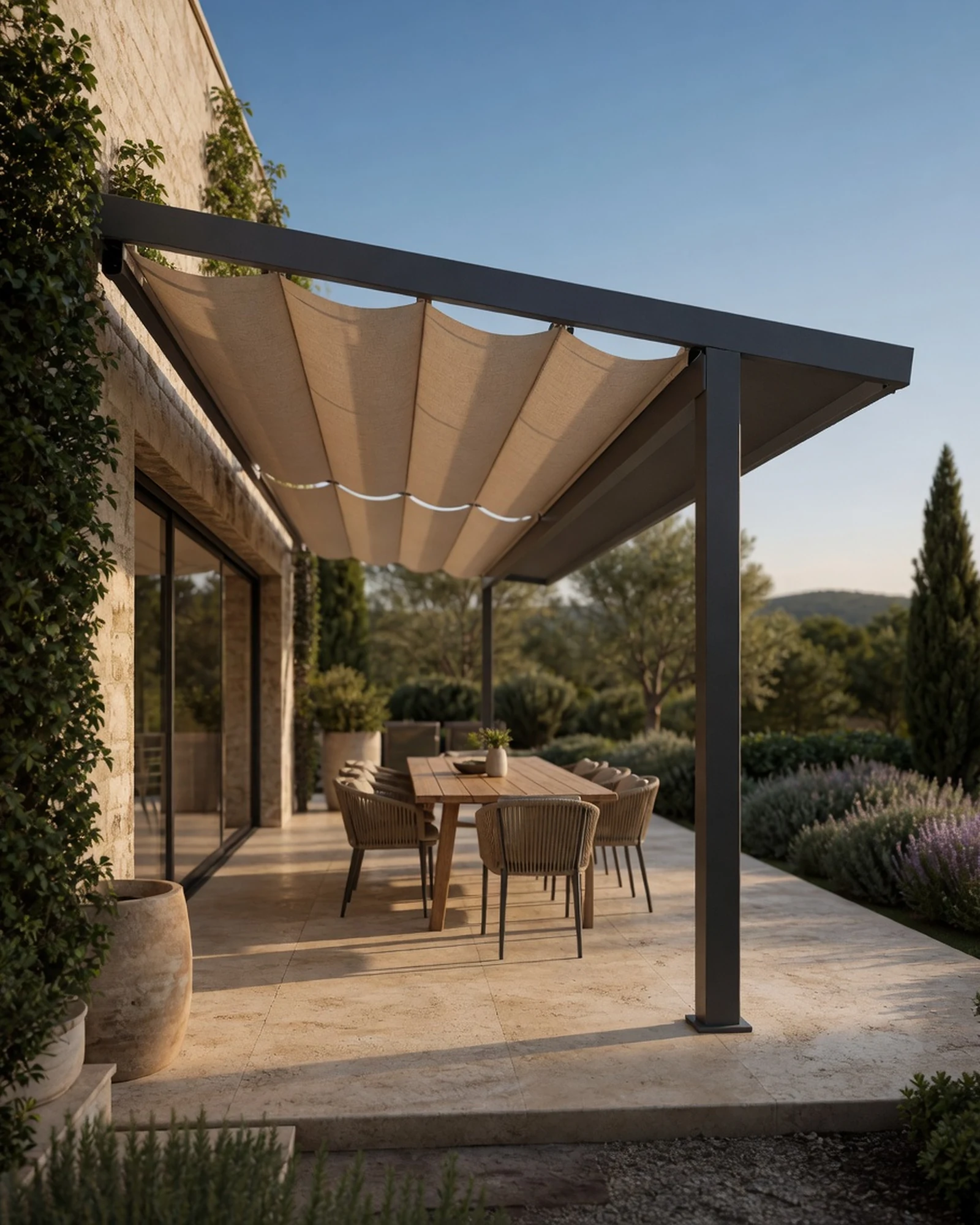 RGM behúzható textiltetős pergola modern kerti étkezőterasz fölött